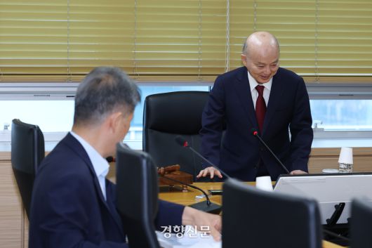 국가인권위원회 상임위원회가 열린 지난달 26일 서울 중구 인권위에 안창호 인권위원장이 자리에 앉고 있다. 정효진 기자