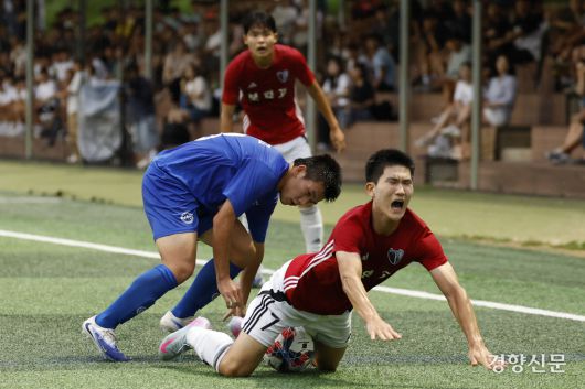 서울 보인고 하선웅이 13일 충북 봉양건강축구캠프에서 열린 58회 대통령금배 전국고교축구대회 서울 상문고와의 경기에서 볼경합을 하고 있다. 제천ㅣ문재원 기자