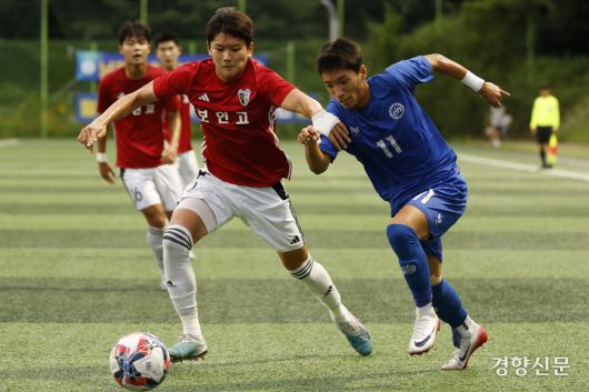 서울 상문고 하승민이 13일 충북 봉양건강축구캠프에서 열린 58회 대통령금배 전국고교축구대회 서울 보인고와의 경기에서 볼경합을 하고 있다.  제천ㅣ문재원 기자