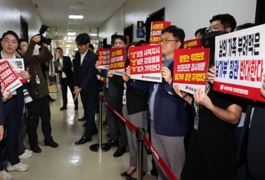 국힘 보좌관들 “장관 자격 없다” 국민의힘 보좌진협의회 소속 보좌관들이 지난 14일 강선우 여성가족부 장관 후보자의 인사청문회가 열린 국회 여성가족위원회 회의실 앞에서 사퇴를 촉구하는 손팻말 시위를 하고 있다. 연합뉴스