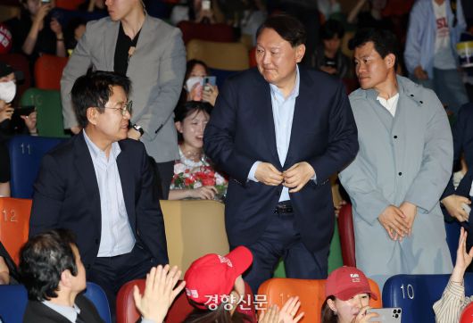 윤석열 전 대통령이 지난 5월 서울 메가박스 동대문에서 한국사 강사 전한길씨(오른쪽)와 함께 영화 <부정선거, 신의 작품인가> 관람을 하고 있다. 사진공동취재단