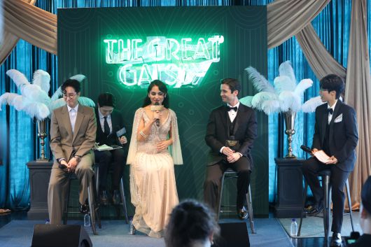 15일 서울 서초구 솔빛섬 무드서울에서 뮤지컬 <위대한 개츠비> 서울 론칭 쇼케이스에서 신춘수 오디컴퍼니 대표, 배우 센젤 아마디, 배우 매트 도일, 진행자 재재(왼쪽부터)가 주요 넘버를 선보인 뒤 기자들과 질의 응답을 하고 있다.    연합뉴스