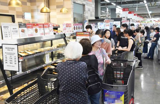 홈플러스를 찾은 고객들이 ‘초저가’ 치킨을 사기 위해 대기하고 있다. 홈플러스 제공