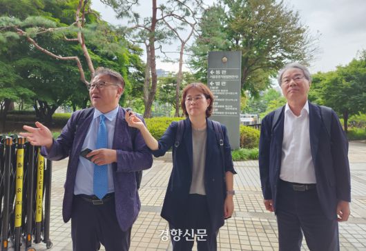 ‘10·26 사건’으로 사형당한 김재규 전 중앙정보부장의 형사재판 재심 첫 공판기일이 열린 16일 서울 서초구 법원종합청사 앞에서 김 전 부장의 변호를 맡은 변호사들이 사건 경과를 설명하고 있다. 왼쪽부터 조영선·이상희·이영기 변호사. 김정화 기자