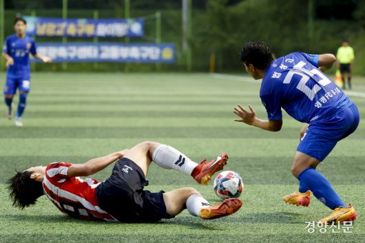 전남영광FCU18 유재선이 15일 충북 제천 봉양건강축구캠프장에서 열린 제58회 대통령 금배 전국고교축구대회 서울 배재고와의 경기에서 볼경합을 하고 있다. 제천 l 문재원 기자