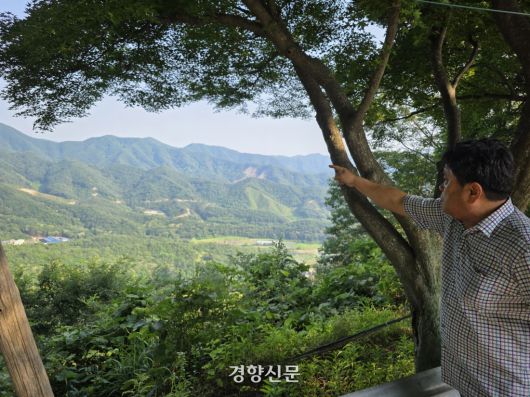 전북 완주군 소양면 박성래 대승한지마을 이장이 산 중턱에서 마을을 가리키고 있다. 오동욱 기자