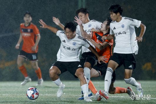 경기화성FC U-18 박수영이 15일 충북 제천 봉양건강축구캠프장에서 열린 제58회 대통령 금배 전국고교축구대회 강원강릉문성고와의 경기에서 돌파하고 있다. 제천 l 문재원 기자