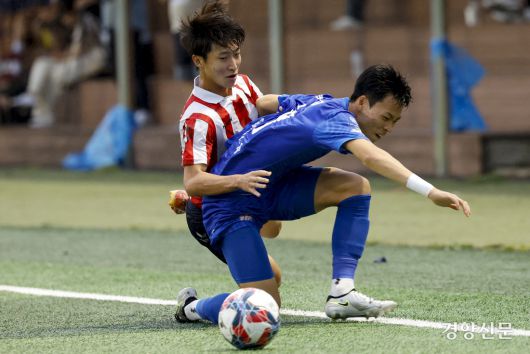 전남영광FCU18 최민수가 15일 충북 제천 봉양건강축구캠프장에서 열린 제58회 대통령 금배 전국고교축구대회 서울 배재고와의 경기에서 볼경합을 하고 있다. 제천 l 문재원 기자