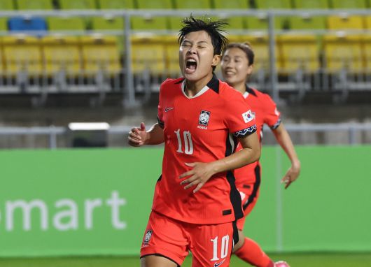 한국 지소연이 16일 수원월드컵경기장에서 열린 동아시안컵 여자부 대만전에서 후반 25분 결승골을 넣은 뒤 포효하고 있다. 연합뉴스