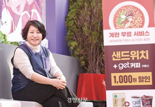 라면을 먹는 고객들에게 밥을 제공하는 서울 강남구 신사동 편의점 점주 이시원씨가 지난 15일 편의점 앞에서 환하게 웃고 있다. 류인하 기자