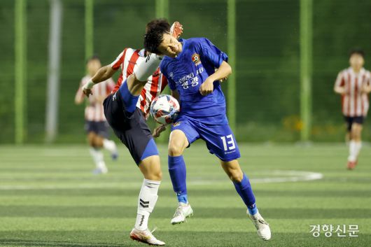 전남영광FCU18 장근호가 15일 충북 제천 봉양건강축구캠프장에서 열린 제58회 대통령 금배 전국고교축구대회 서울 배재고와의 경기에서 볼경합을 하고 있다. 제천 l 문재원 기자