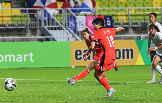 16일 수원월드컵경기장에서 열린 2025 동아시아축구연맹(EAFF) E-1 챔피언십(동아시안컵) 여자부 대한민국 대 대만 경기. 한국 지소연이 페널티킥을 넣고 있다. 연합뉴스