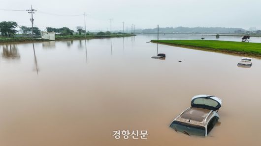 이틀 사이 520㎜에 가까운 많은 비가 쏟아진 충남 서산시 석림동 청지천 일대에서 차량들이 불어난 물에 침수돼 있다 . 기상청은 서산 등 충남권에 내린 비의 양이 ‘200년에 한 번 내릴 수준’이라고 밝혔다. 또한 이날 오전 1시 46분부터 1시간 동안 서산에 114.9㎜의 비가 쏟아진 것은 ‘100년 만에 한 번 나타날 수준’의 강도라고 설명했다. 2025.7.17 서산|성동훈 기자
