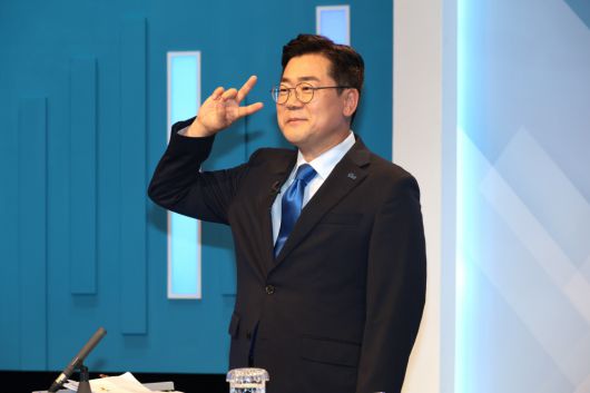 브이 박찬대 더불어민주당 당대표 후보가 16일 서울 목동 SBS 스튜디오에서 열린 토론회에 앞서 ‘기호 2번’ 포즈를 취하고 있다. 국회사진기자단