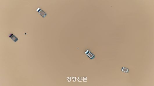이틀 사이 비가 520㎜ 가량 쏟아진 충남 서산시 석림동 청지천 일대에서 차량들이 물에 잠겨 있다 . 성동훈 기자
