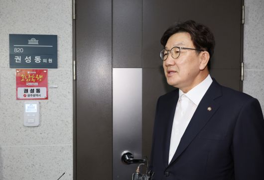 권성동 국민의힘 의원이 18일 국회의원회관 자신의 사무실로 들어서며 압수수색 관련 입장을 밝히고 있다. 연합뉴스