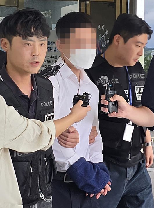 시험기간 중 학교에 무단 침입한 기간제 교사와 학부모를 묵인한 혐의(업무방해 등)로 구속 영장이 청구된 학교관계자 D씨가 지난 15일 대구지법 안동지원에서 구속 전 피의자 심문(영장실질심사)을 받은 후 이동하고 있다. 연합뉴스