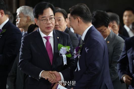 송언석 국민의힘 비상대책위원장 겸 원내대표(왼쪽)가 지난 17일 국회에서 열린 제77주년 제헌절 경축식에서 김병기 더불어민주당 대표 직무대행 겸 원내대표와 악수하고 있다. 국회사진기자단