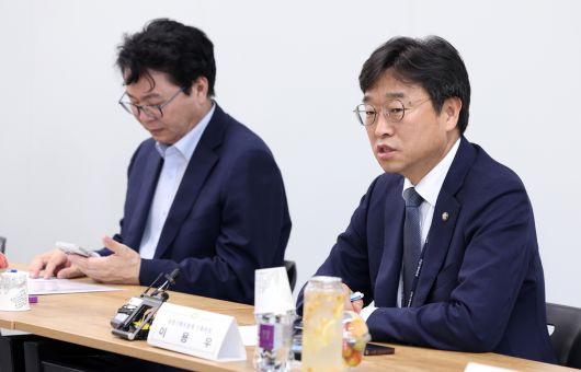 이용우 국정기획위원회 기획위원이 18일 정부서울청사 창성동 별관에서 열린 ‘지난 정부 노동정책으로 희생된 유족과의 간담회’에서 발언하고 있다. 연합뉴스