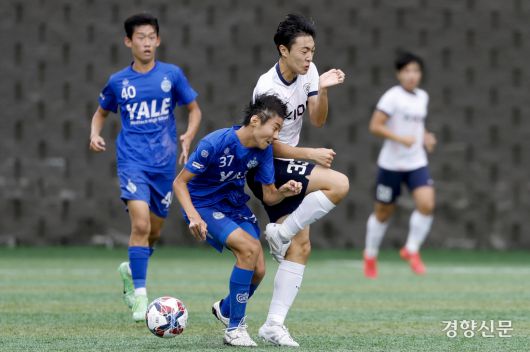 서울더풋볼AU18이 18일 충북 제천축구센터에서 열린 2025 대통령금배 고등 U-17, 2조 조별리그 경북예일메디텍고와의 경기에서 볼경합을 하고 있다.  제천ㅣ문재원 기자