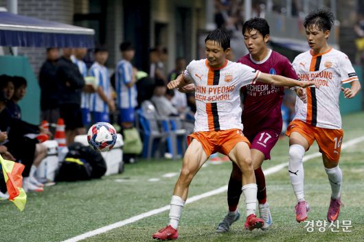 충북제천제일고가 18일 충북 제천축구센터에서 열린 2025 대통령금배 고등 U-17, 3조 조별리그 충남신평고와의 경기에서 볼경합을 하고 있다. 제천ㅣ문재원 기자