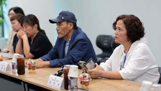 고 김용균씨 어머니인 김미숙씨가 18일 정부서울청사 창성동 별관에서 열린 ‘지난 정부 노동정책으로 희생된 유족과 국정기획위원회의 간담회’에서 발언하고 있다. 연합뉴스