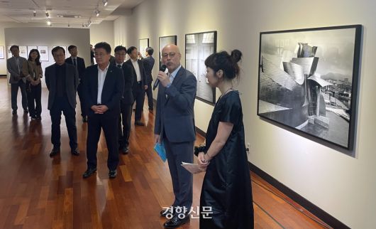 이재구 동강사진마을운영위원장(오른쪽 두번째)과 김희정 수석 큐레이터(오른쪽)가 2025 동강국제사진제 개막식이 열린 18일 강원도 영월군 동강사진박물관에서 국제주제전 ‘Museum Project’에 대해 설명하고 있다. 김창길 기자