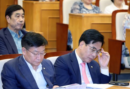 7월 14일 서울 여의도 국회박물관에서 열린 긴급토론회 ‘무엇을 할 것인가?, 자유공화 리셋코리아를 위하여’에서 송언석 국민의힘 비상대책위원장 겸 원내대표(오른쪽)가 윤상현 의원의 발언을 듣고 있다. 연합뉴스