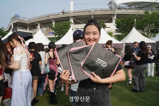 지속가능한 공연을 위한 취지에 공감해 재활용 멸균팩을 가져온 중학생 팬. 테트라팩 특별부스에서  ‘블링크(팬덤 명)×테트라팩’ 멸균팩 재활용 수거함을 선물로 받았다.