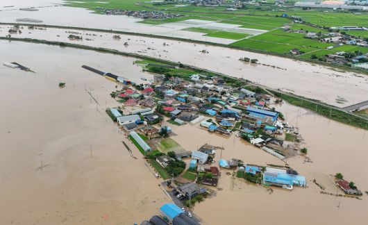 충청권에 시간당 100mm가 넘은 폭우가 쏟아져 침수 및 인명피해가 속출한 17일 충남 예산군 삽교읍 용봉3리 마을이 섬처럼 물어 둘러싸여 있다. 이날 충남 5개 시군에는 휴교령이 내려졌고, 서산은 100년에 한 번 발생할 수준의 시간당 114.9mm의 강수량을 기록했다. 성동훈 기자
