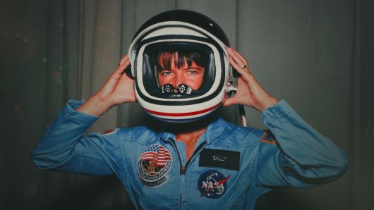 NASA STS-7 우주비행 미션을 위해 훈련 중이던 우주비행사 샐리 라이드가 자신의 헬멧에 손을 가져다 대며 포즈를 취하고 있다. ⓒ NASA, 디즈니플러스 제공