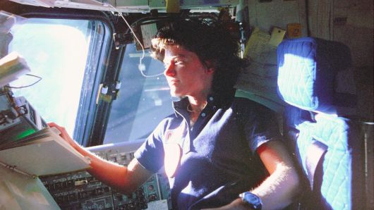 우주비행사 샐리 라이드가 우주왕복선 조종 패널을 살피고 있다.  ⓒ NASA, 디즈니플러스 제공