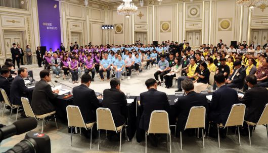 이재명 대통령을 비롯한 대통령실과 정부 관계자, 여당 의원 등이 16일 청와대 영빈관에서 열린 ‘기억과 위로, 치유의 대화’ 행사에서 사회적 참사 유가족들과 대화하고 있다. 이날 행사에는 세월호·이태원·무안 여객기·오송 지하차도 참사 등 4건의 사회적 참사 유가족 207명이 참석했다. 대통령실사진기자단