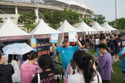 다양한 국적의 팬들이 고심해 문제를 풀고 100점을 맞은 스마트폰 화면을 보여주는 등 적극적으로 이벤트에 참여했다.