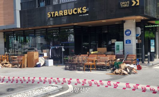 20일 오전 폭우 피해로 문을 닫은 광주 북구 신안동 스타벅스 매장 앞. 젖은 가구 등 집기가 밖으로 옮겨져 있고, 입구엔 출입 통제선이 둘러쳐져 있다. 고귀한 기자