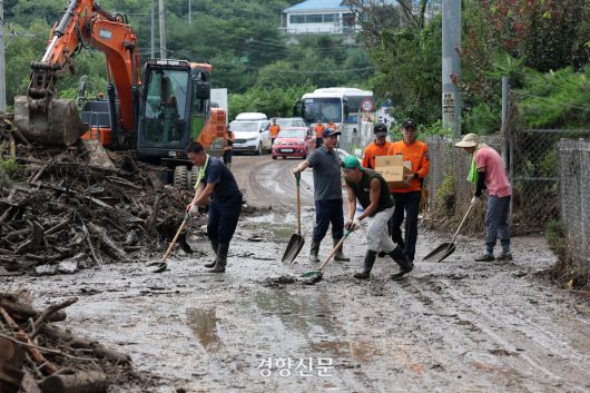 20일 집중호우가 내린 경기 가평군 상면 항사리에서 주민들이 복구작업을 하고 있다.  2025.7.20. 정지윤 선임기자