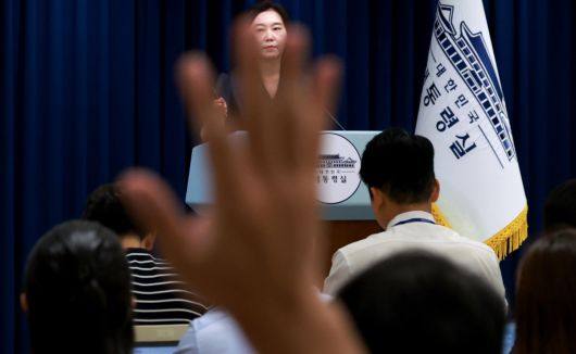 인사 검증 문제없나 강유정 대통령실 대변인이 22일 용산 대통령실에서 인사 관련 브리핑을 한 뒤 취재진 질문을 받고 있다. 연합뉴스