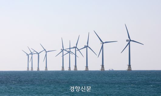 제주 탐라해상풍력발전단지에서 풍차들이 돌아가고 있다. 강윤중 기자