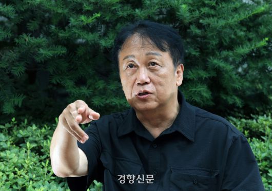 불법 계엄과 탄핵 과정을 기록한 책 <빛의 혁명>을 펴낸 민병두 전 의원이 7월 22일 서울 세종문화회관에서 주간경향과 인터뷰하고 있다. 서성일 선임기자