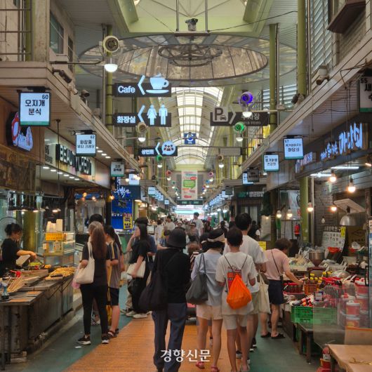 ‘망원동 재개발 저지 공동대책위원회’는 “재개발되면 망원시장도 망한다”고 주장한다. 허남설 기자