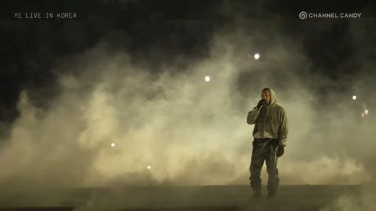 26일 인천 문학경기장 주경기장에서 열린  <예(YE) 라이브 인 코리아> 공연 영상의 일부. 채널캔디 유튜브 캡처