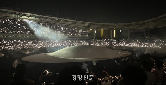 26일 인천 문학경기장 주경기장에서 열린 <예(YE) 라이브 인 코리아> 공연 현장. 서현희 기자