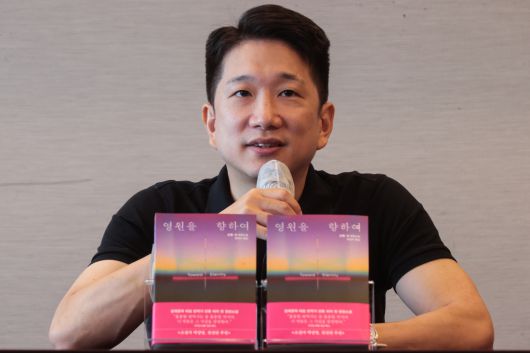 번역가 겸 소설가 안톤 허가 28일 서울 중구 프레스센터에서 열린 신작 소설 <영원을 향하여> 출간기념 기자간담회에서 질문에 답하고 있다. 연합뉴스