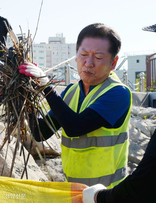더불어민주당 대표 선거에 출마한 정청래 의원이 지난 26일 전남 목포시 해안로에서 수해 복구 작업을 하고 있다. 목포｜허진무 기자