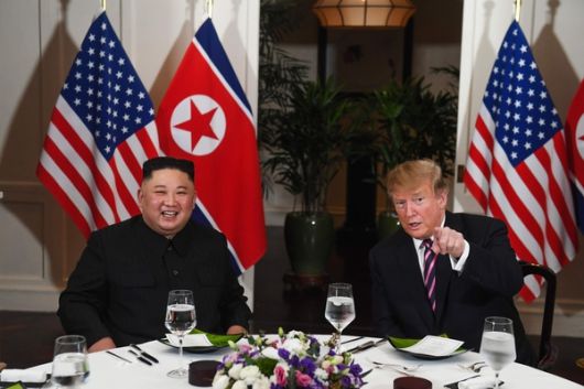 2019년 2월 27일 도널드 트럼프 미국 대통령(오른쪽)과 김정은 북한 국무위원장이 베트남 하노이 소피텔 레전드 메트로폴 호텔에서 회담을 진행하고 있다. AFP연합뉴스