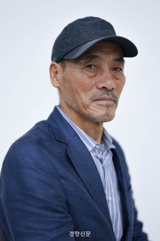 산업재해 유가족 이용관씨(69)가 지난 18일 서울 중구 경향신문사에서 카메라를 바라보고 있다. 성동훈 기자