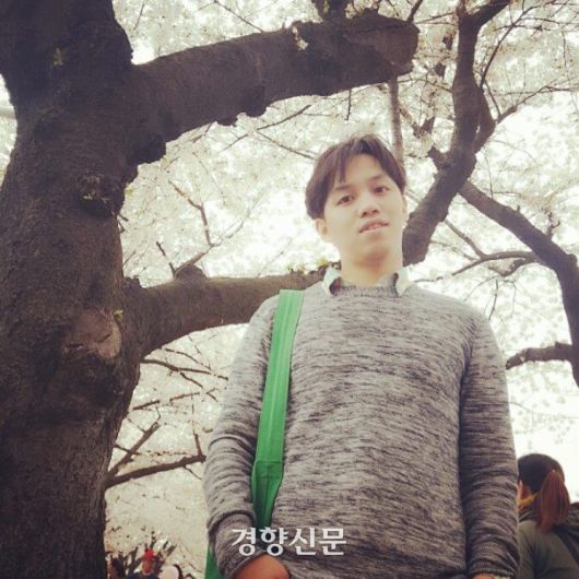 이한빛씨가 벚꽃나무 아래 서 있다. 이용관씨 제공