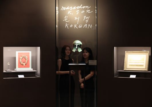 광복 80주년 특별전 <두 발로 세계를 제패하다>에서는 손기정 선수가 베를린 올림픽 부상품으로 받은 ‘청동투구’와 더불어 ‘금메달’과 ‘월계관’, ‘우승상장’을 함께 전시한다.   연합뉴스