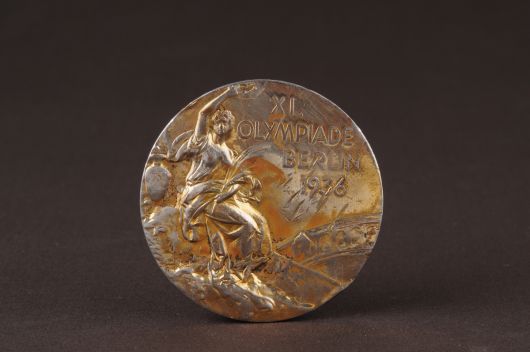 1936년 베를린 올림픽 마라톤 금메달의 모습.   국립중앙박물관 제공