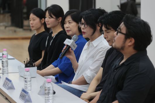 연출가 요나 김(가운데)이 30일 서울 중구 국립극장 뜰아래연습장에서 열린 국립창극단 신작 ‘심청’ 연습실 공개 및 라운드 인터뷰에서 인사말을 하고 있다. 연합뉴스